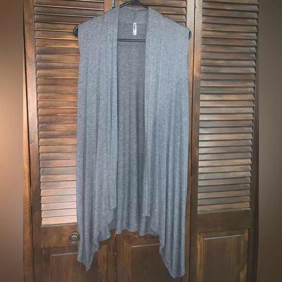 Azules Women's Solid Color Sleeveless Asymetric Hem Open Front Cardigan - GREY - Picture 1 of 10
